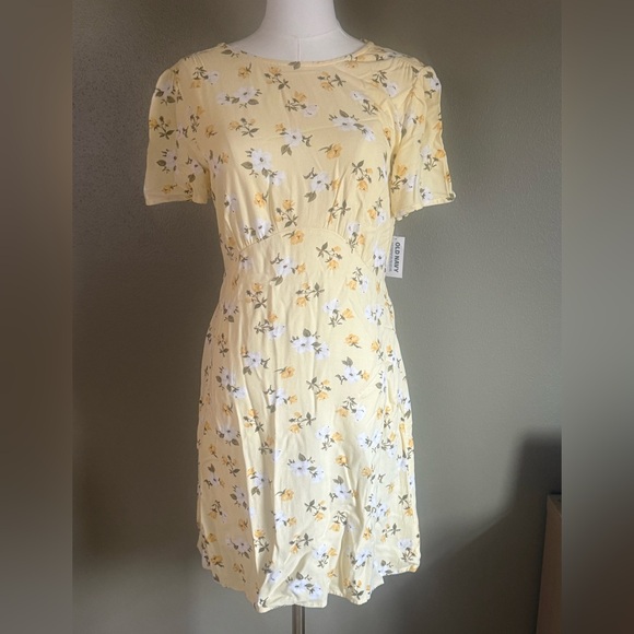 Old Navy Dresses & Skirts - Old Navy Light Yellow Floral Short-Sleeve Midi Dress